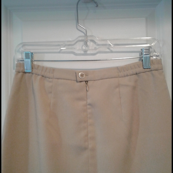 NWOT Metrostyle 2-piece Beige w/Ivory Trim Skirt Set - Size 6 - Picture 10 of 10